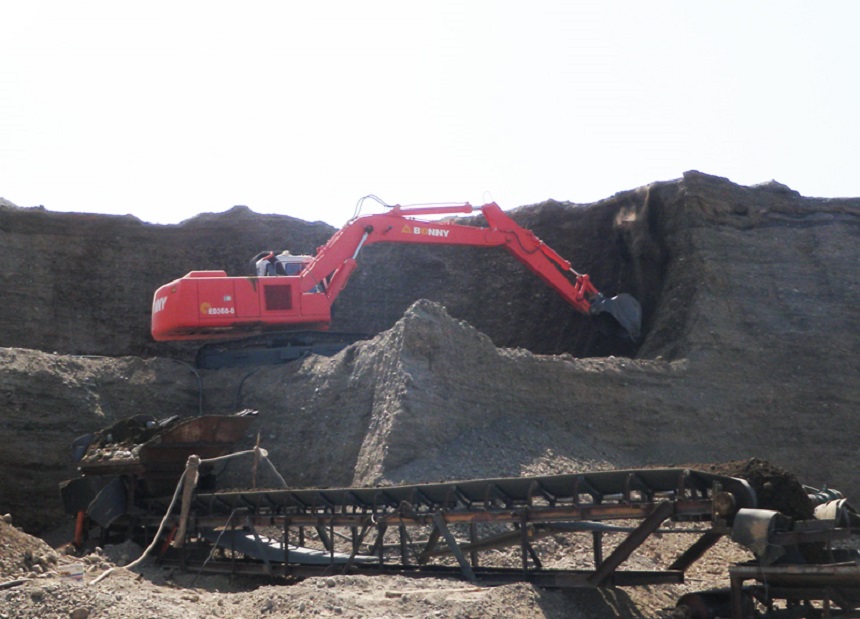 小型電動(dòng)挖掘機(jī).jpg 小型電動(dòng)挖掘機(jī).jpg